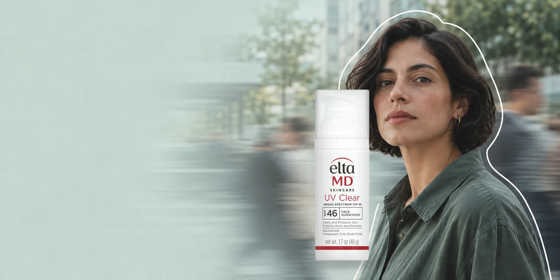 UV Clear SPF 46 sin color de 48 g en una escena urbana. Modelo generada con IA, no un testimonio.